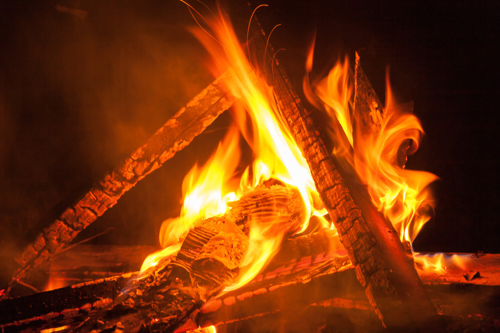 How to build a campfire - Bonfire at night