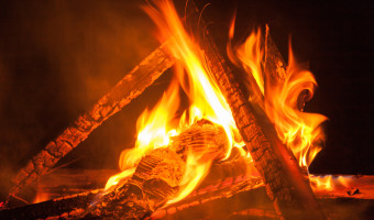 How to build a campfire - Bonfire at night