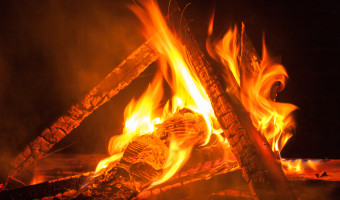 How to build a campfire - Bonfire at night