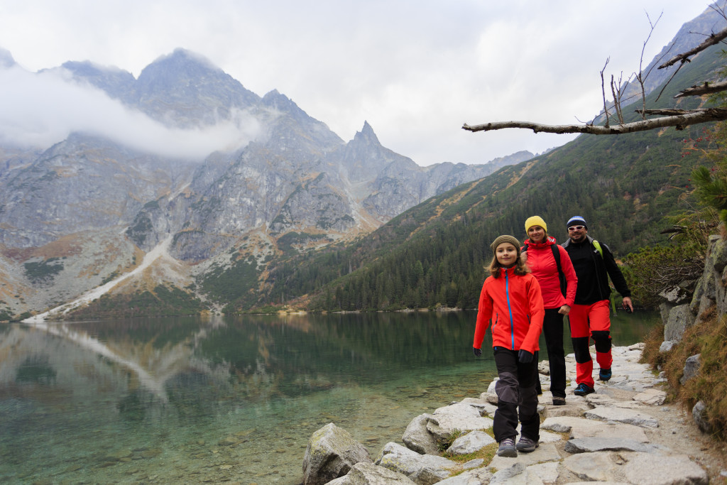 Hiking Tips Hiking - family on mountain trek